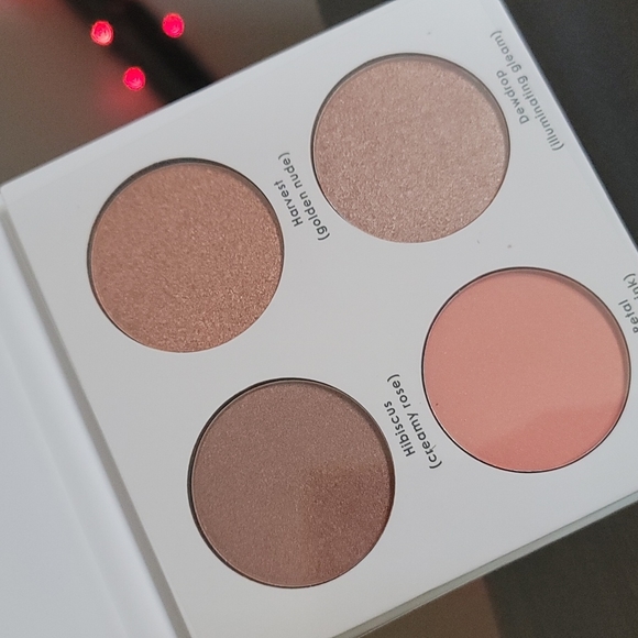 Seraphine Botanicals Happy Hibiscus Luminizer And Blush Palette - Picture 4 of 4